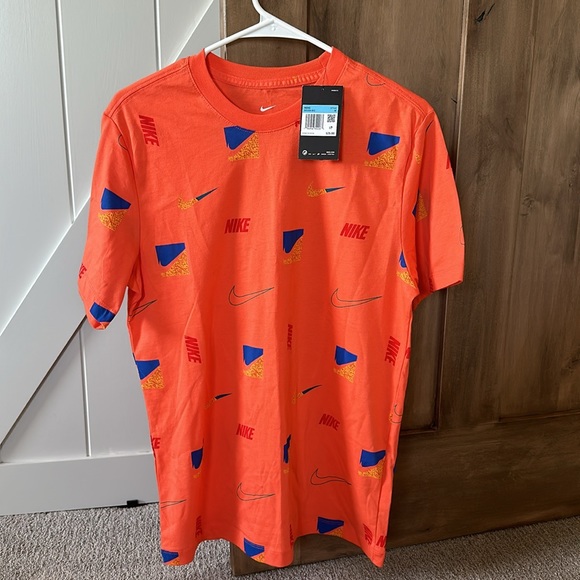 Nike Swoosh T-shirt NWT - Picture 2 of 8